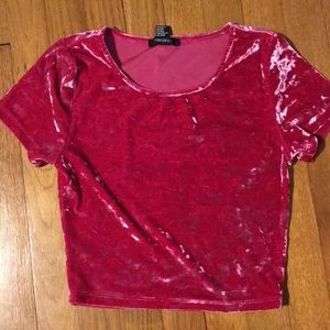 A velvet pink T-shirt / cropped